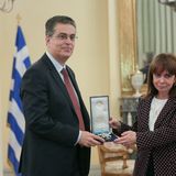 Eπίδοση Παράσημου Ανώτερου Ταξιάρχη του Τάγματος του Σωτήρος στον Κοσμήτορα της Νομικής Σχολής Αθηνών